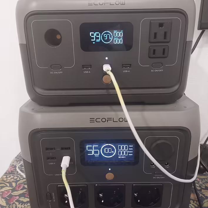 EcoFlow River 2 Pro (європейська 200V версія) та EcoFlow River 2 (USA 110V версія) з'єднані Type-C