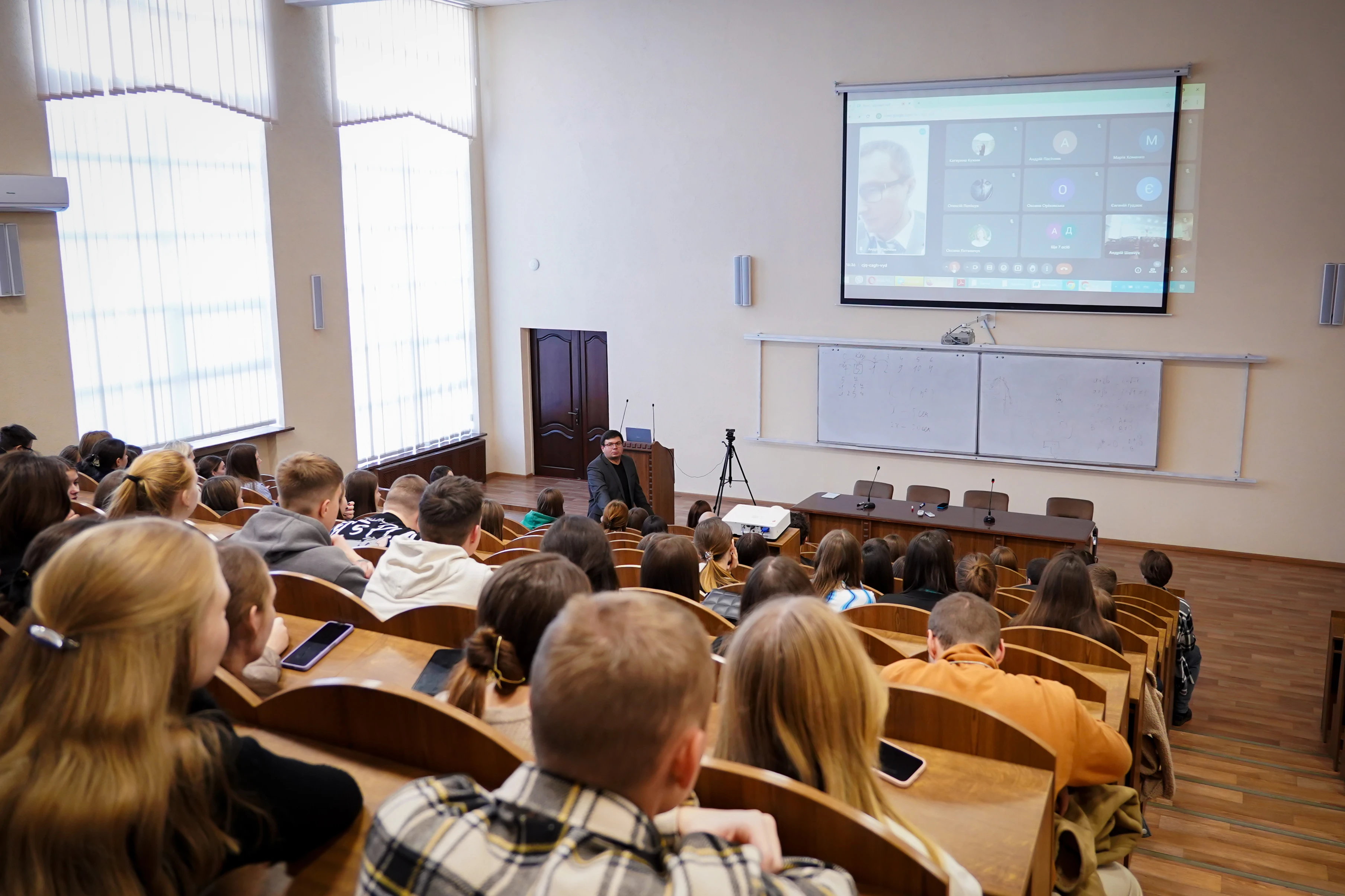 Як поєднати навчання в університеті з роботою після завершення коледжу