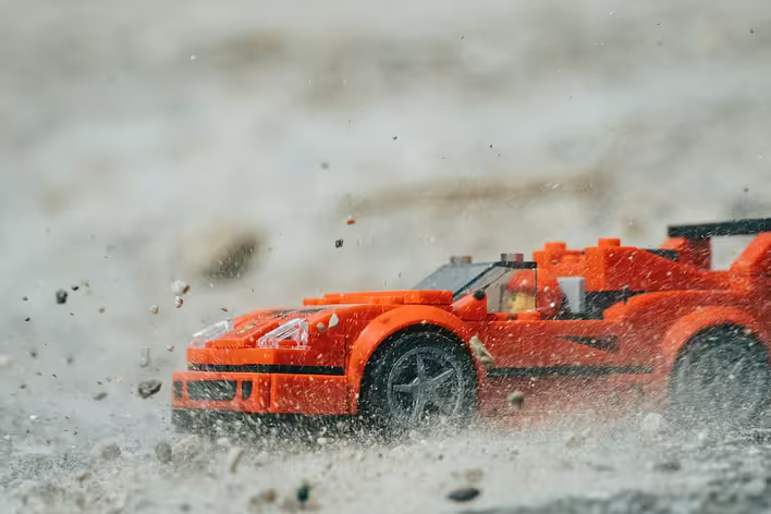 Okładka posta: LEGO City, Technic czy Speed Champions: czym różnią się serie samochodów LEGO