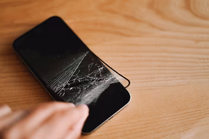 Обкладинка допису: Чи врятує ваш iPhone захисне скло? Відповідаємо чесно і без прикрас
