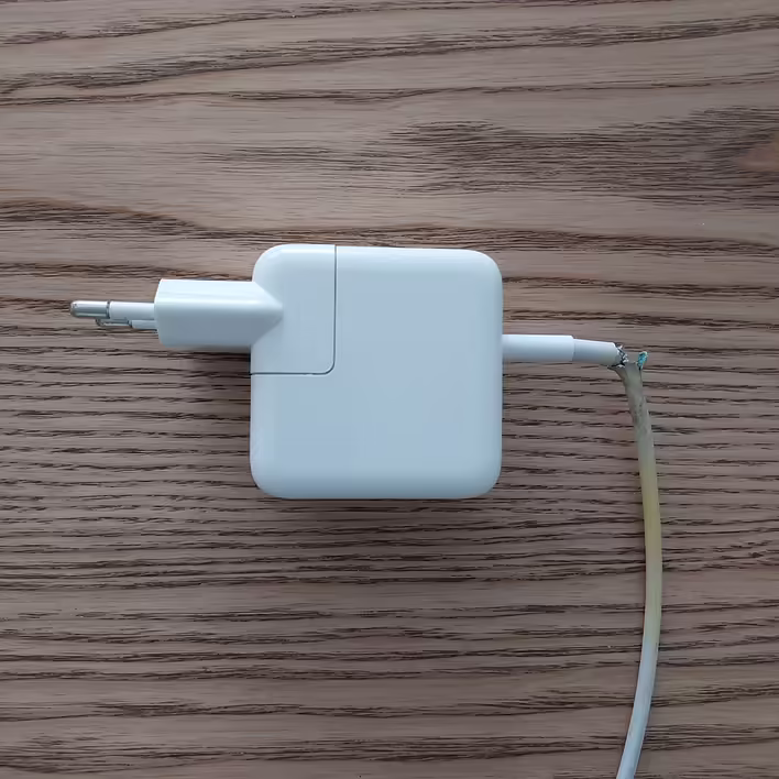 Порвата ізоляцію кабелю Type-C від Apple