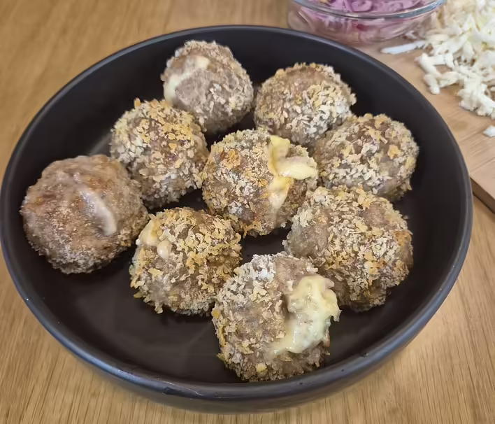 Przygotowujemy w airfryerze: mini kotleciki z serem w środku