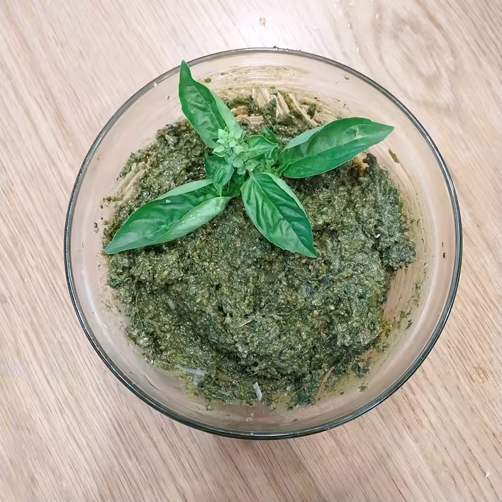 Pesto sauce: a simple step-by-step recipe with photos