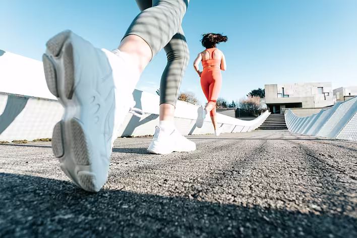 Women's tops and leggings: how material and design determine real wearing comfort