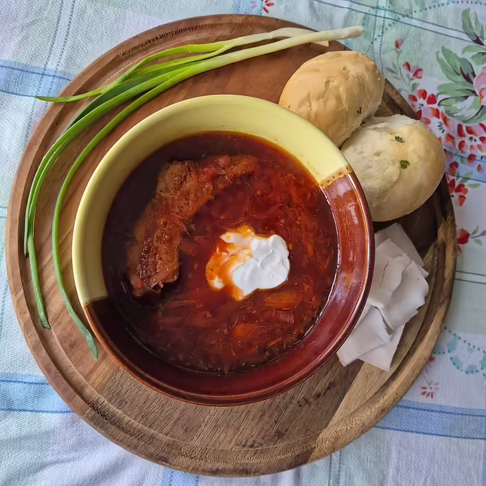 Червоний борщ з копченими ребрами: покроковий рецепт з фото