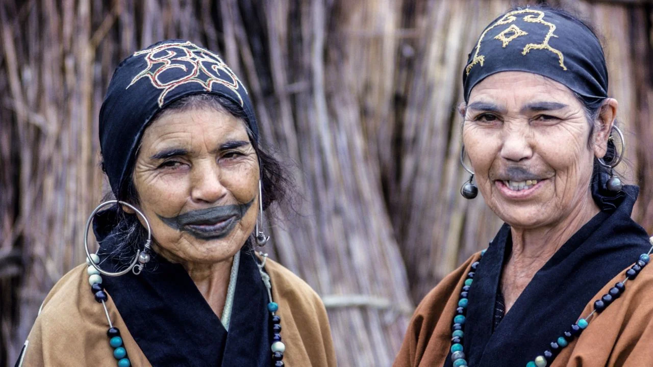 a-phot-of-two-members-of-the-ainu-people-who-are-an-v0-1v4inruu62bf1.webp