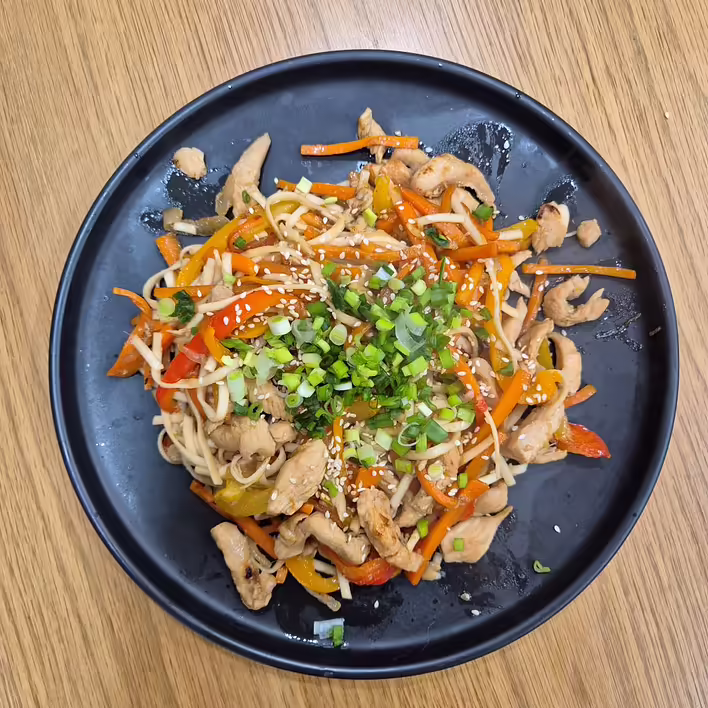 Смажений удон (Yaki Udon) з куркою: ідея швидкої та корисної вечері 