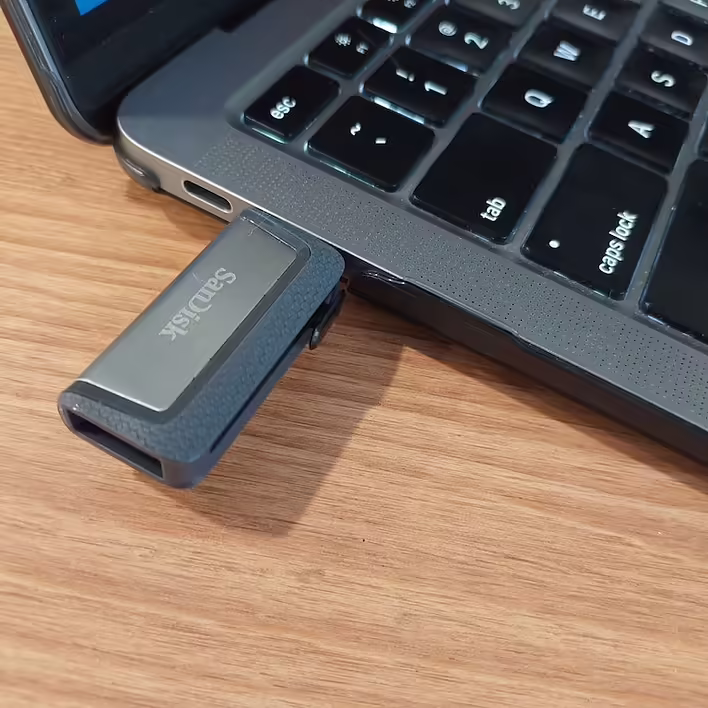 SanDisk USB-C у Макбуці (MacBook Air)