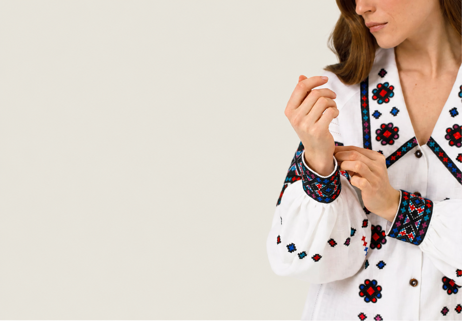 Damen-Embroidery: Wie man Schnitt, Stoff und Ornament auswählt