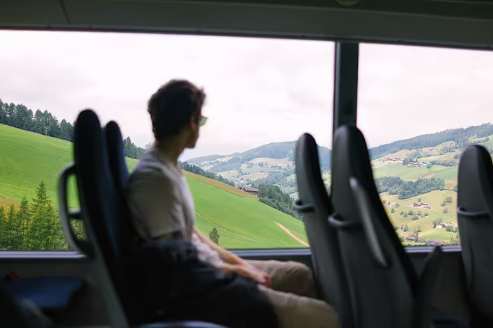 Beitrags-Cover: Wie man sich auf eine lange Busreise ins Ausland vorbereitet