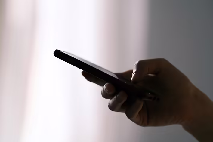 Beitrags-Cover: Zeit, persönlich zu sprechen: wie Trigger-SMS-Nachrichten statt Manager verkaufen