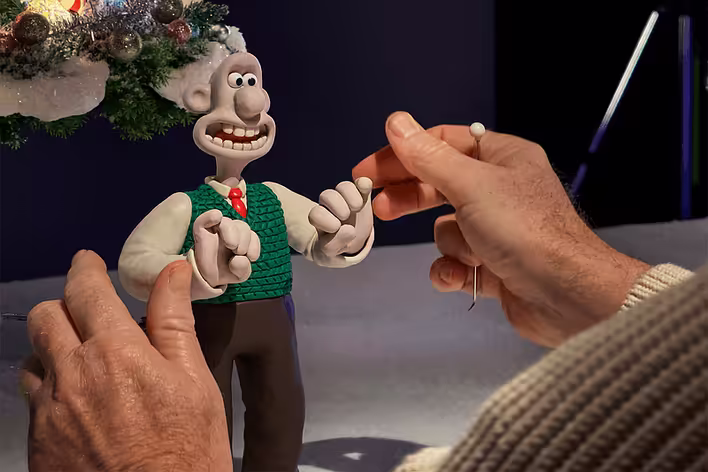 https___hypebeast.com_image_2024_12_02_apple-and-aardman-wallace-gromit-battersea-power-station-stop-motion-christmas-animation-02.png
