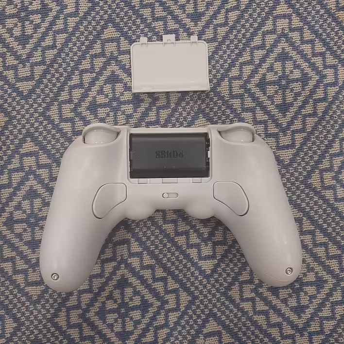 8BitDo геймпад з відкритою кришкою батареї