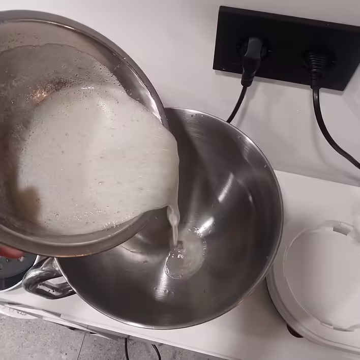 Заливаємо суміш в чашу комбайна