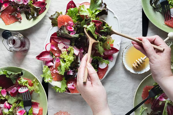 15 einfache und schmackhafte Dressings für Gemüsesalate