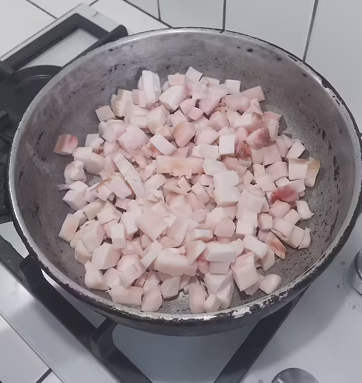 викладаємо сало на пательню