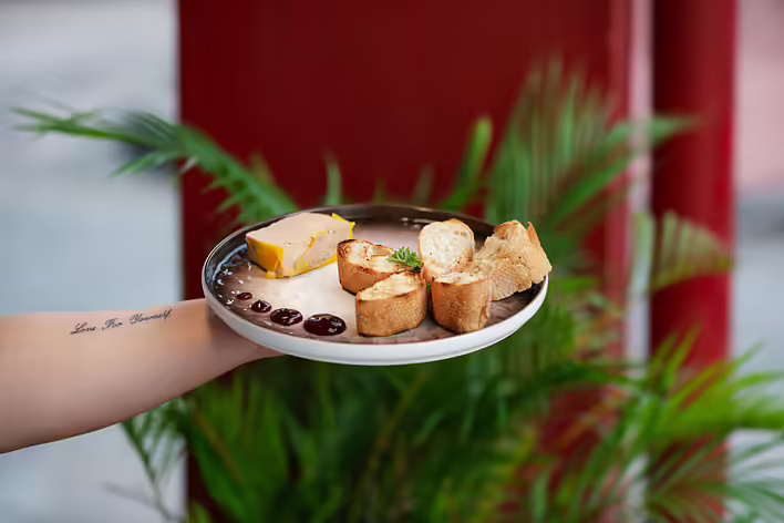Фуа-гра (foie gras). Качина або гусяча печінка, що подається з витонченими гарнірами.