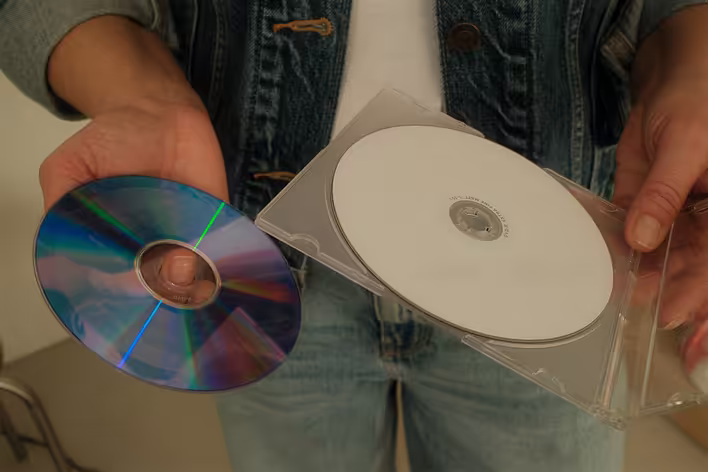 Обкладинка допису: Як правильно доглядати за дисками: практичні поради для меломанів та колекціонерів