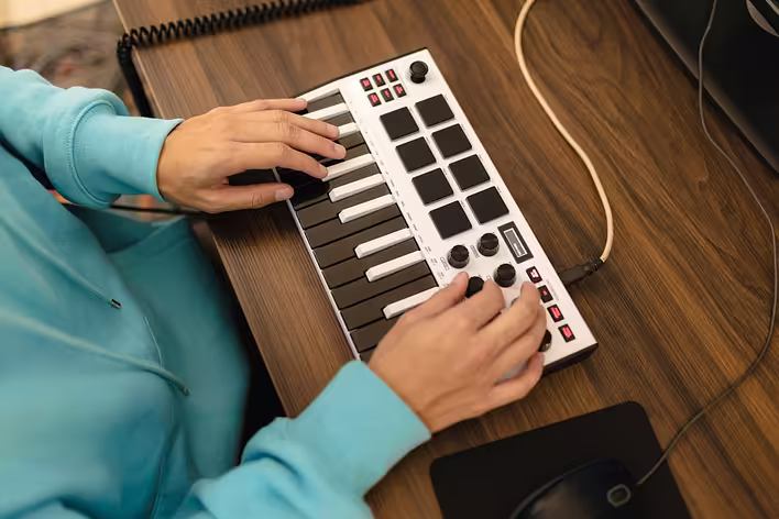 MIDI keyboards, a modern tool for music production