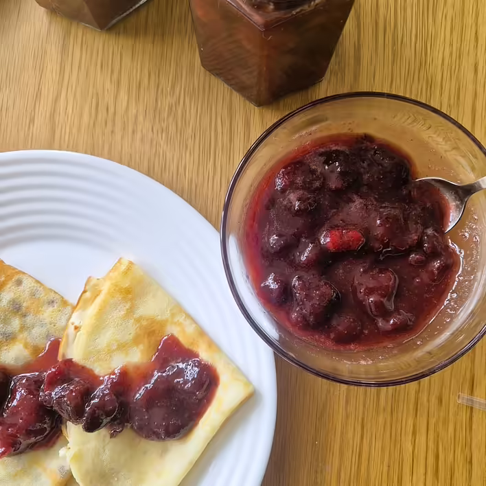млинці з полуничним конфітюром