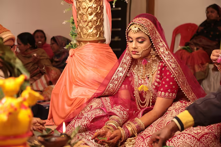 Lehenga-Choli: ein luxuriöses Hochzeitskleid, in dem Traditionen, Schmuck und moderne Mode miteinander verwoben sind