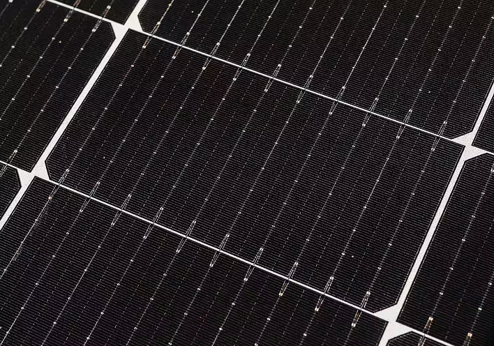 Jak działają panele słoneczne: od wynalazku po samodzielny montaż i przygotowanie do blackoutów