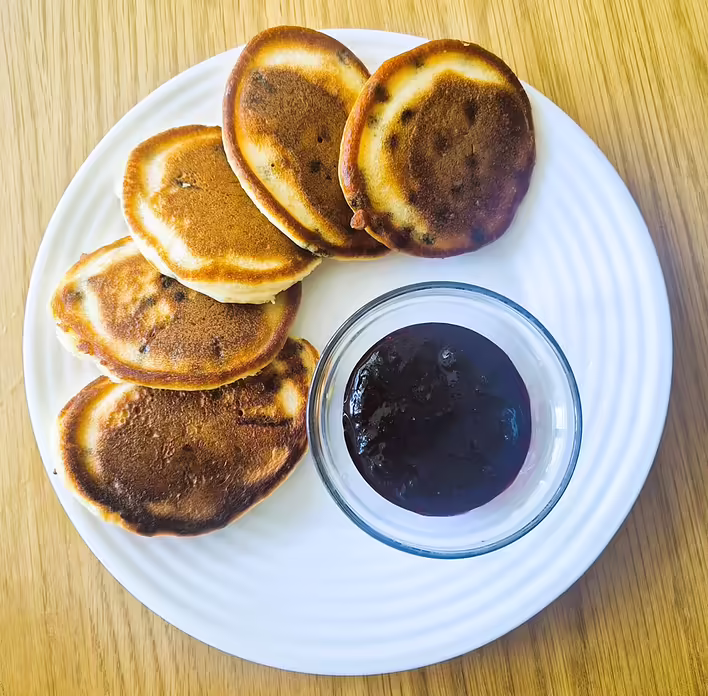 Pfannkuchen auf Kefir mit Schokolade: einfaches Schritt-für-Schritt-Rezept mit Fotos