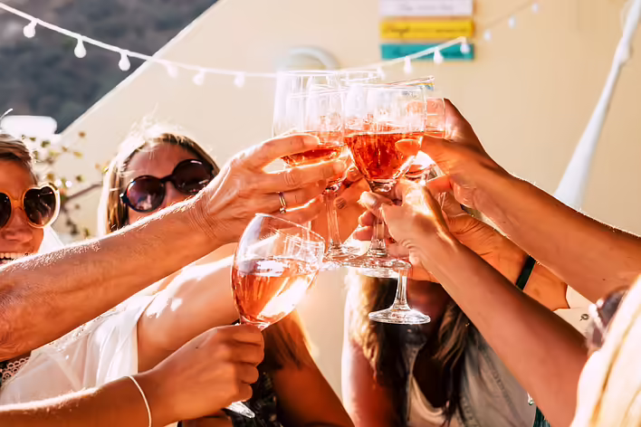 „Prost!“ und andere Trinksprüche der Welt: Was man sagt, wenn man die Gläser hebt