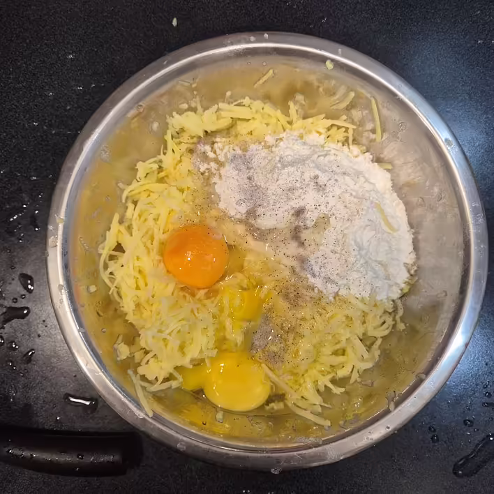 додаємо яйця/борошно/сіль/перець