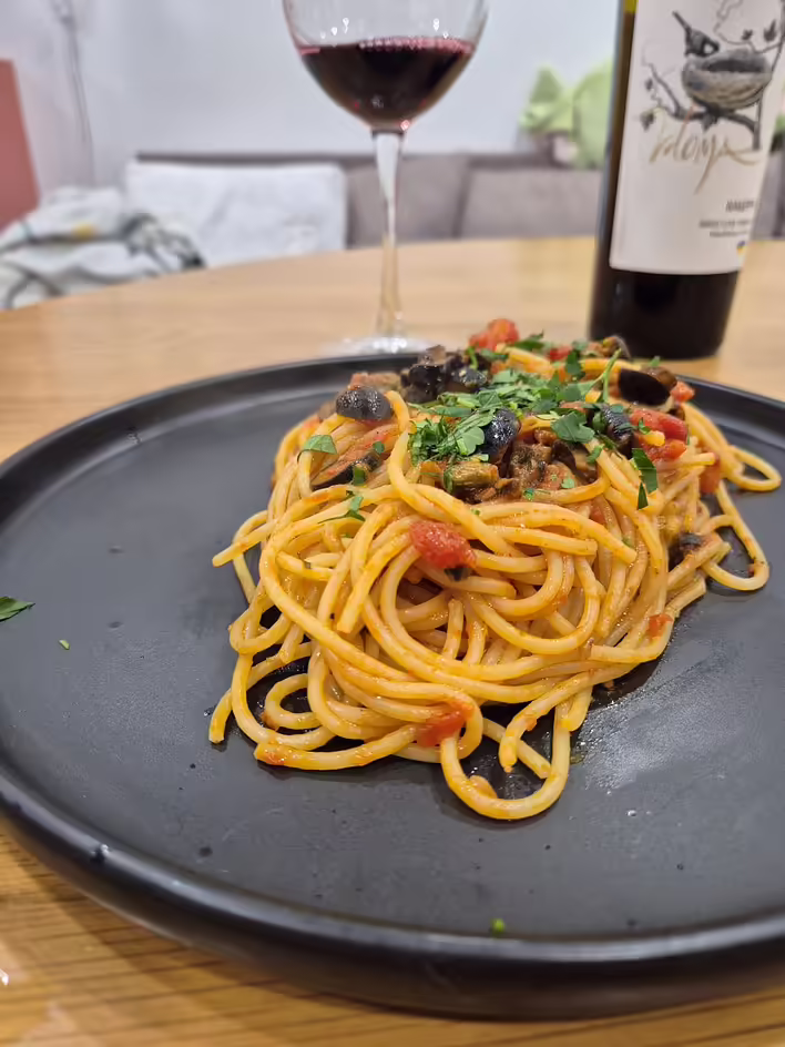 Обкладинка допису: Spaghetti alla puttanesca (спагетті алла путанеска) швидкий покроковий рецепт з фото